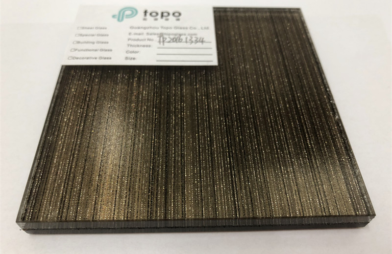 Verre avec poulet &agrave; l'int&eacute;rieur fil