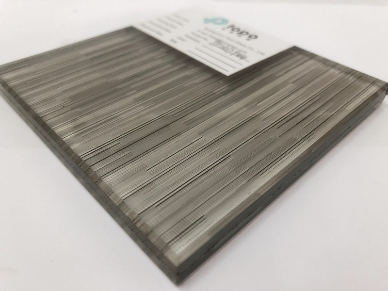 Verre feuillet&eacute; avec fil m&eacute;tallique