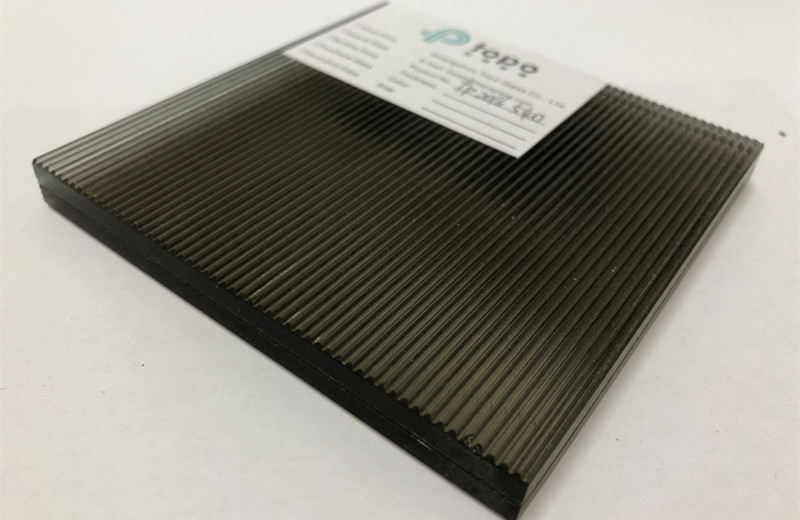 Poulet noir en verre fil